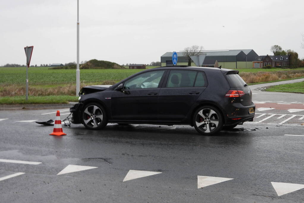 Twee voertuigen botsen op kruising