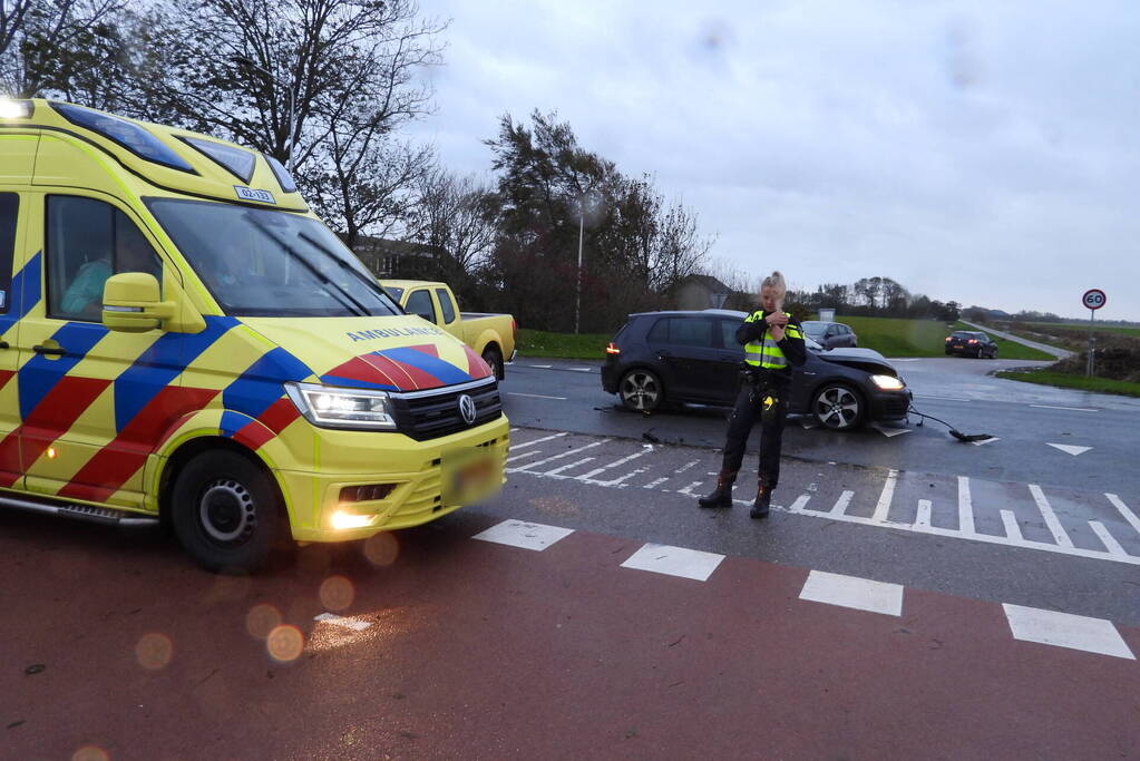 Twee voertuigen botsen op kruising