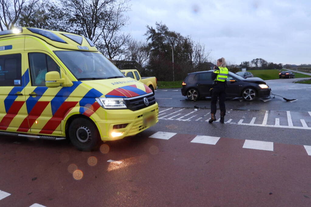 Twee voertuigen botsen op kruising