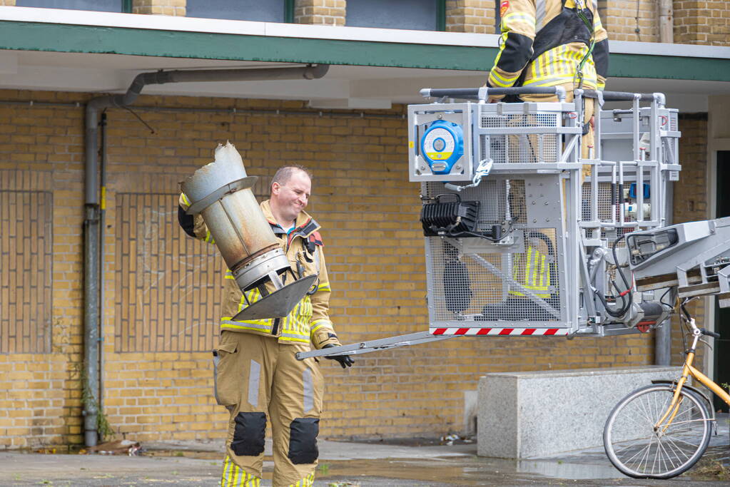 Schoorsteen breekt van leegstaand pand