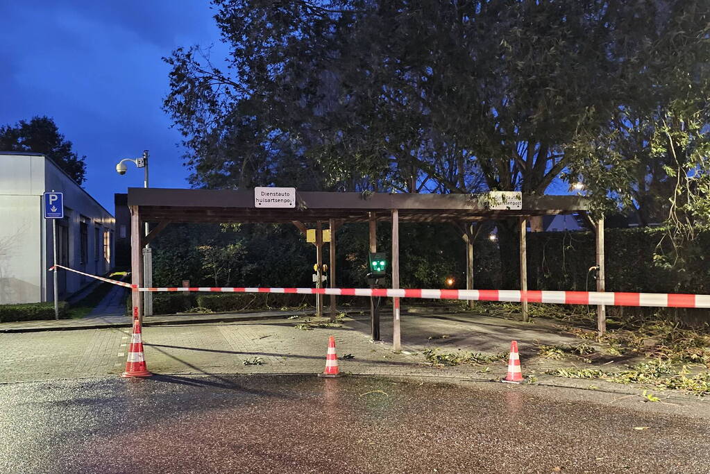 Boom dreigt op carport van huisartsenpost te vallen