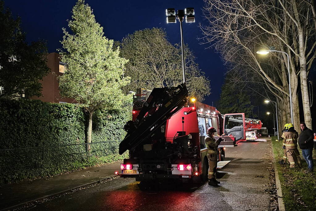 Boom dreigt op carport van huisartsenpost te vallen