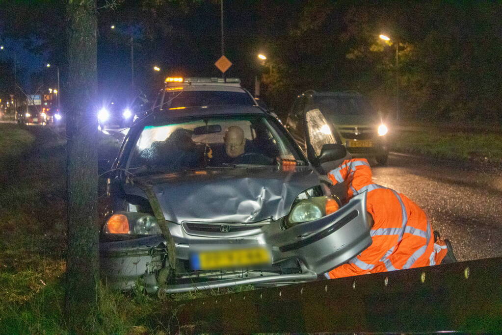 Auto klappen frontaal achterop elkaar