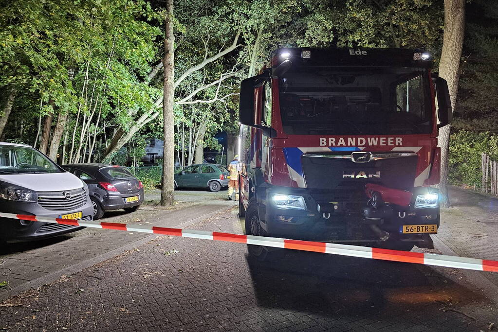 Boom dreigt op auto te vallen