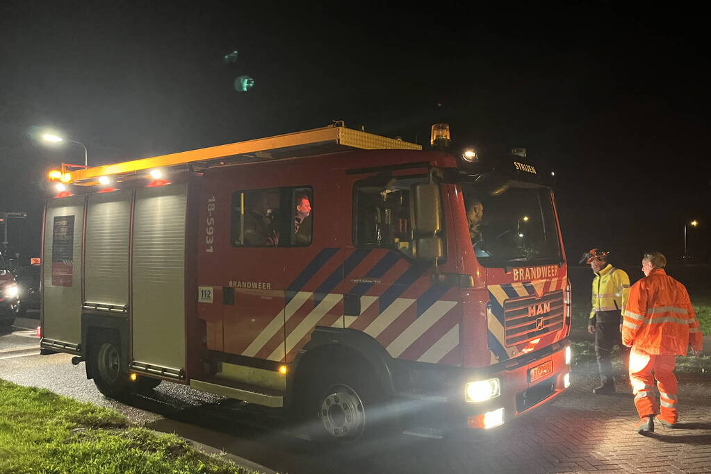 Deel van boom komt op straat terecht door harde wind