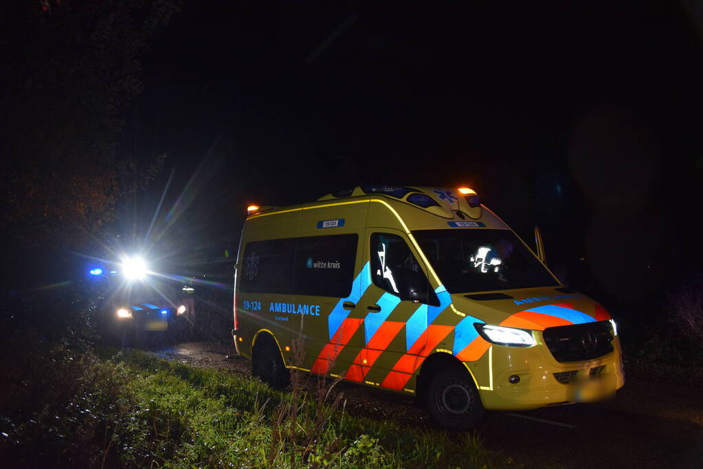 Bijzondere situatie nadat auto van weg raakt en achter bosjes verdwijnt