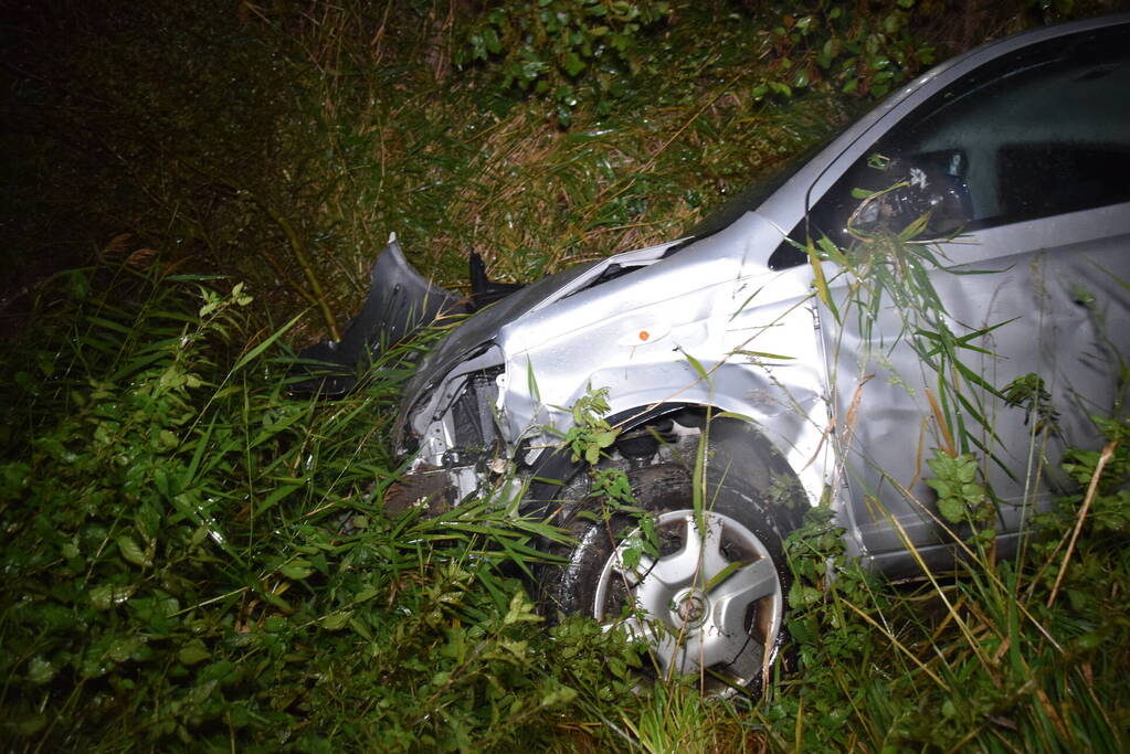 Bijzondere situatie nadat auto van weg raakt en achter bosjes verdwijnt