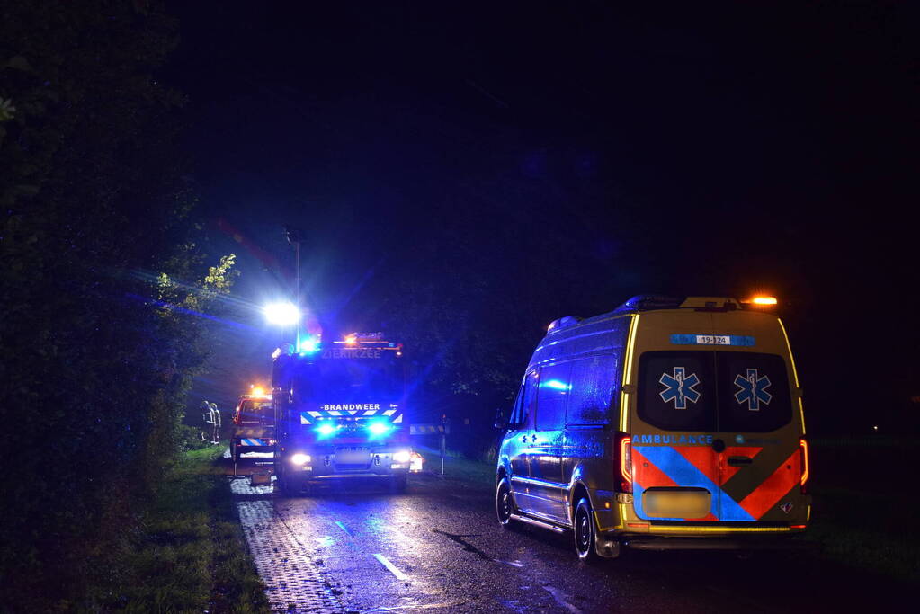 Bijzondere situatie nadat auto van weg raakt en achter bosjes verdwijnt