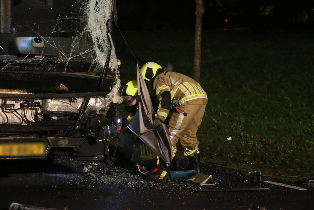 Ravage na botsing tussen lijnbus en tractor