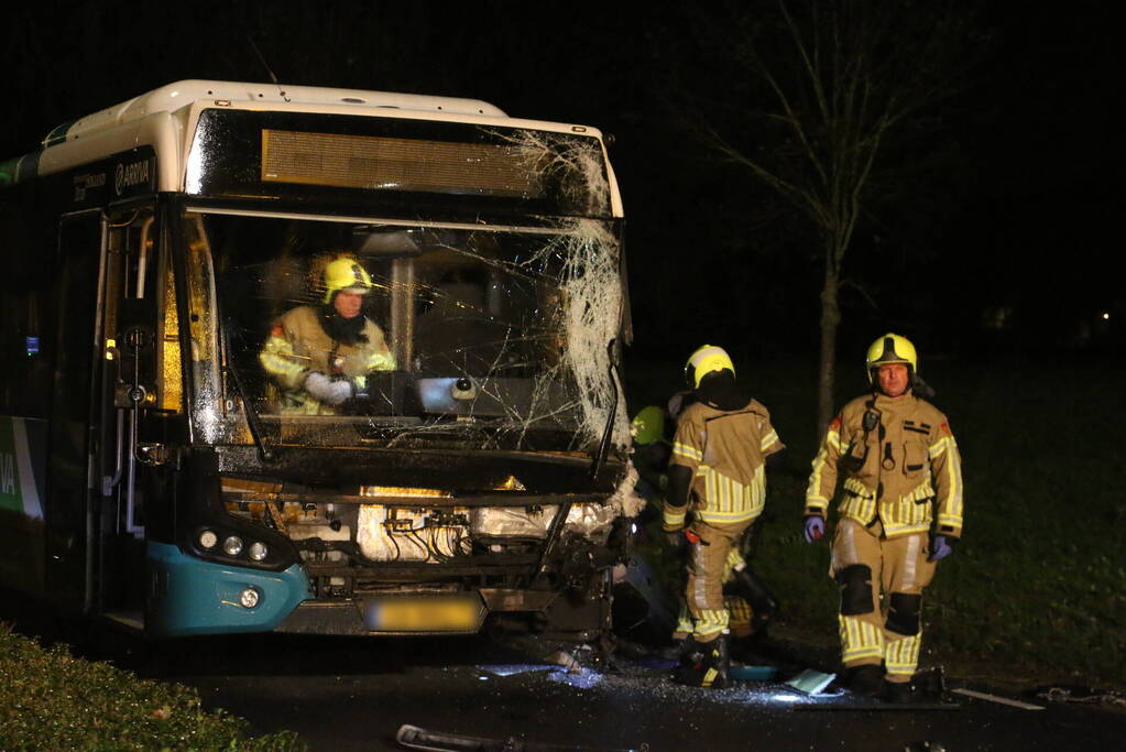 Ravage na botsing tussen lijnbus en tractor