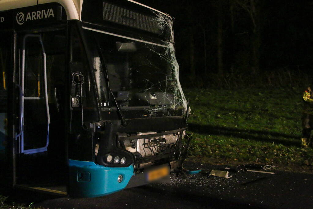 Ravage na botsing tussen lijnbus en tractor