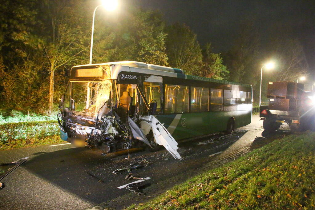 Ravage na botsing tussen lijnbus en tractor