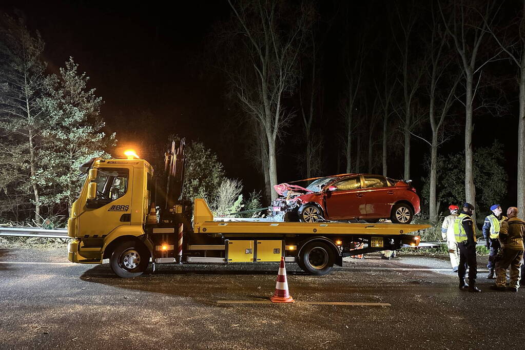 Boom plet auto op snelweg, inzittende naar ziekenhuis