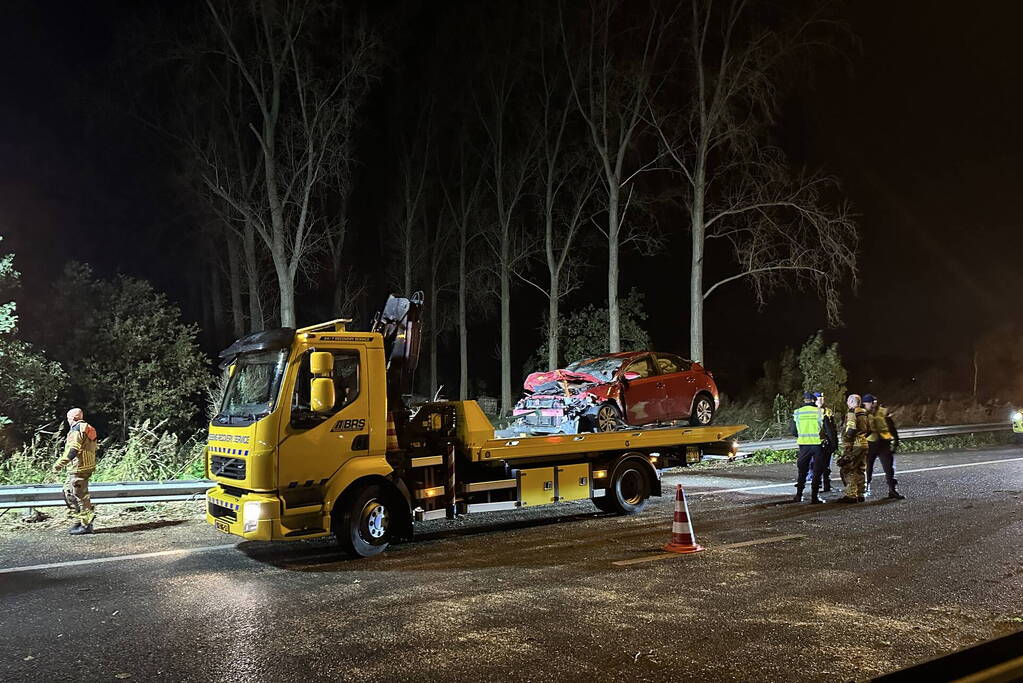 Boom plet auto op snelweg, inzittende naar ziekenhuis