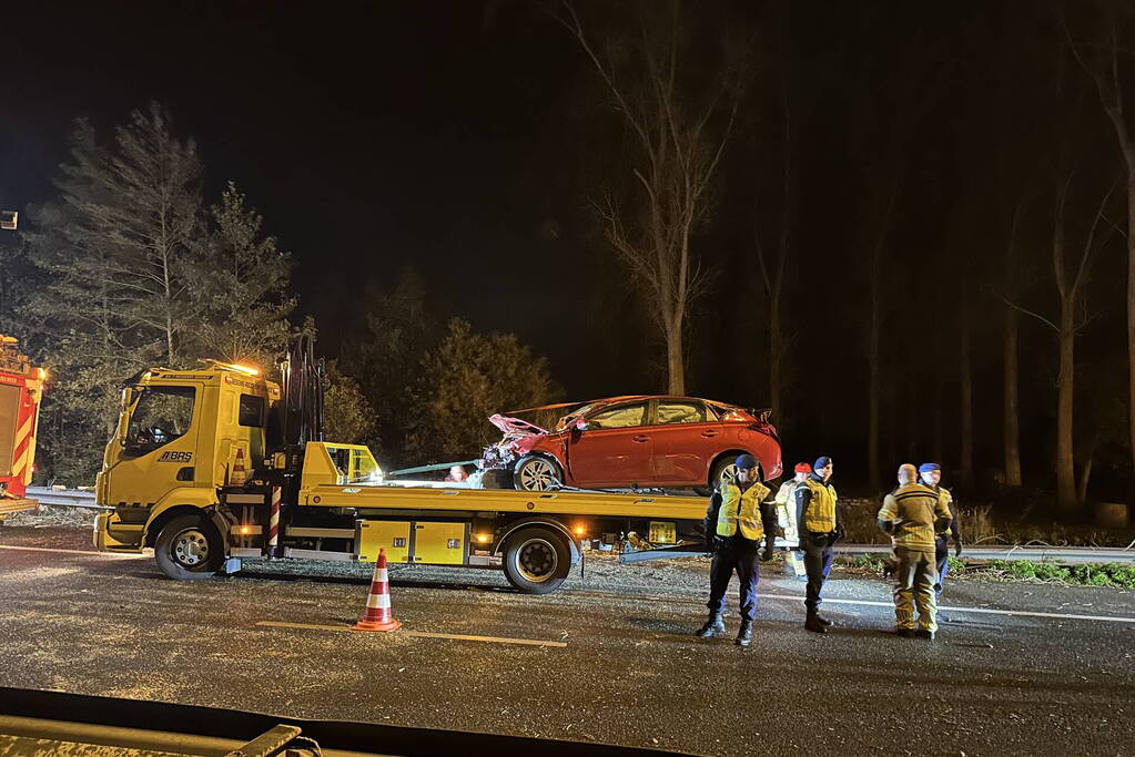 Boom plet auto op snelweg, inzittende naar ziekenhuis