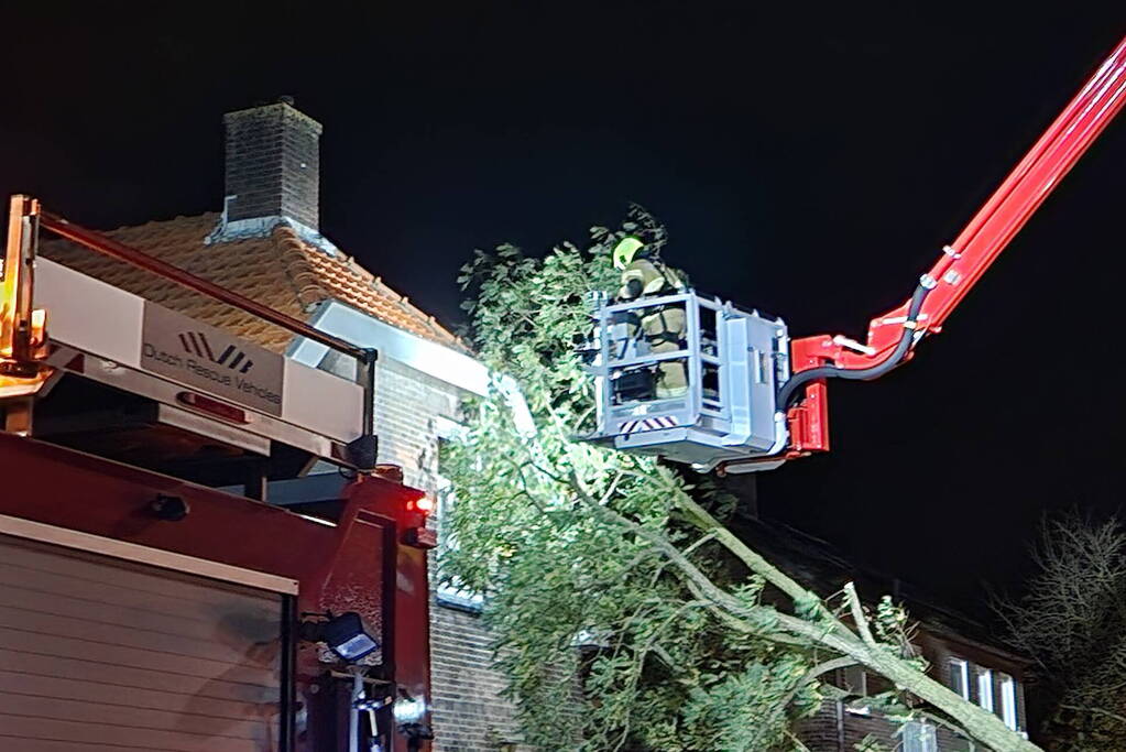 Boom belandt tegen woning door storm