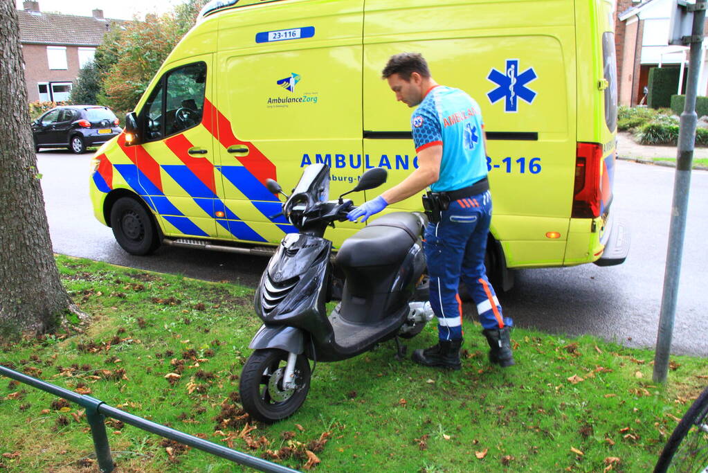 Scooterrijder gecontroleerd na val