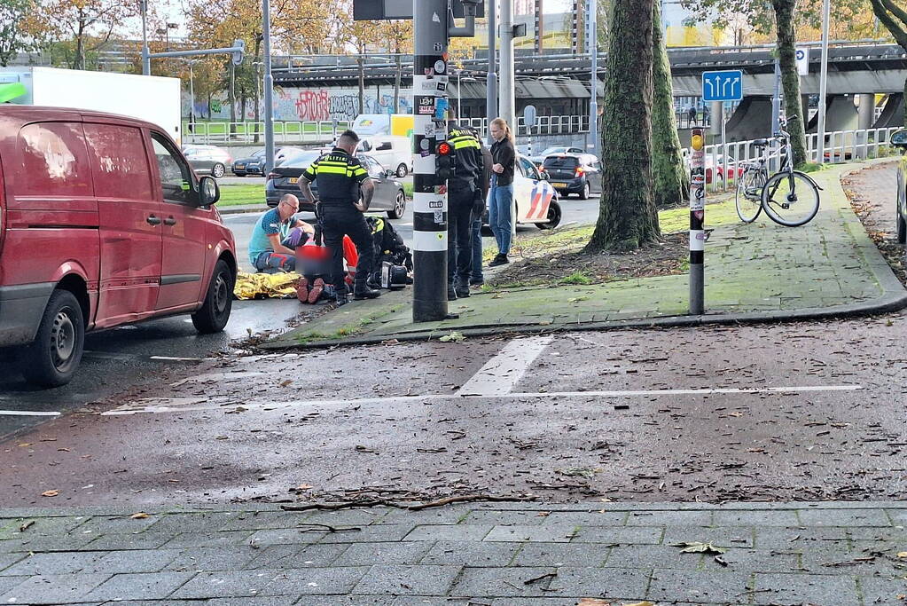 Fietser aangereden door bestelbus