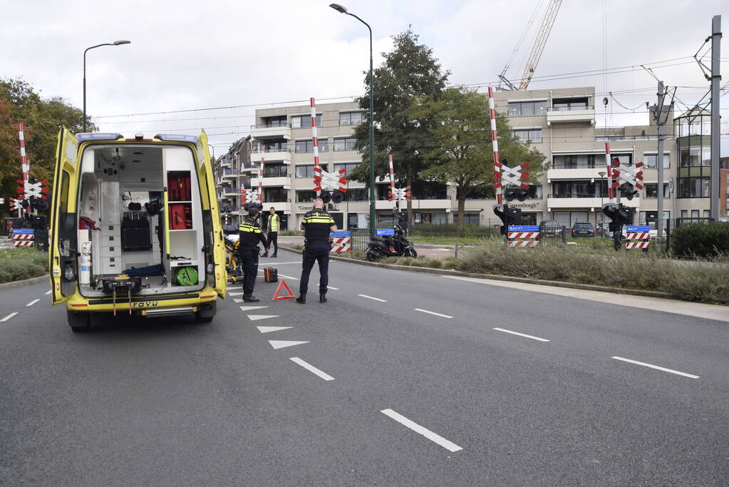 Scooterrijder botst achterop automobilist