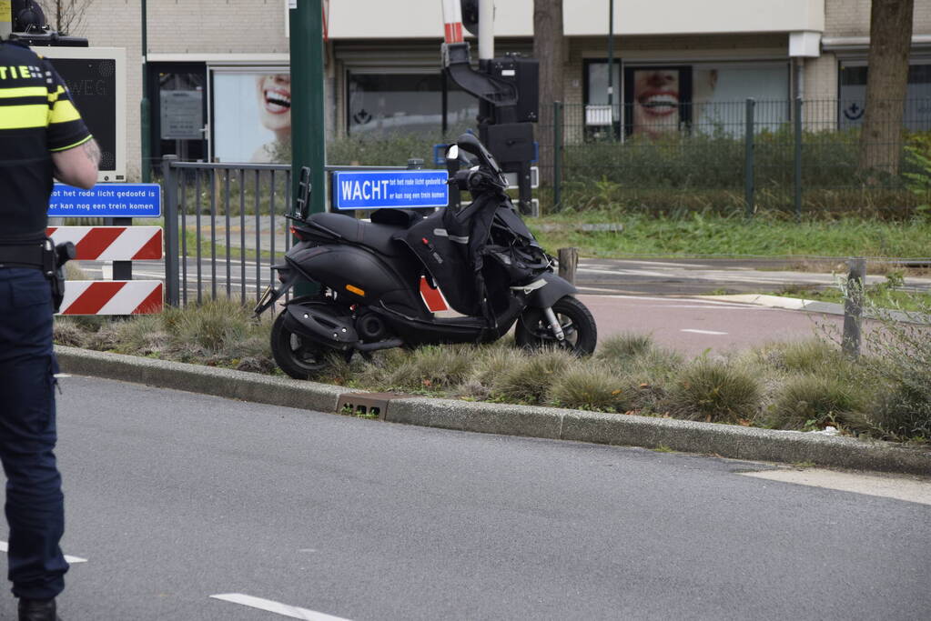 Scooterrijder botst achterop automobilist