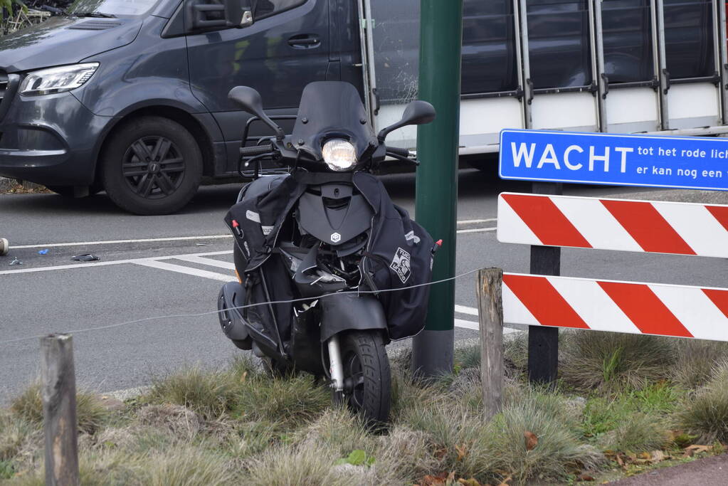 Scooterrijder botst achterop automobilist