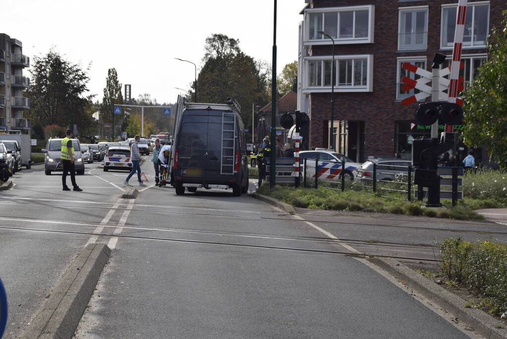 Scooterrijder botst achterop automobilist