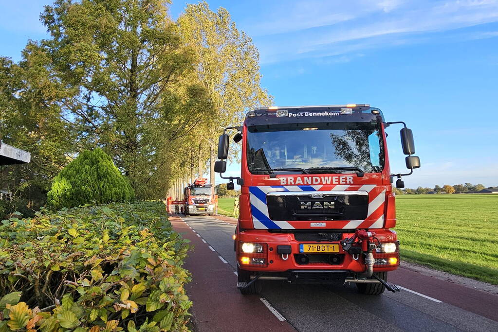 Brandweer ingezet voor gevaarlijk hangende tak