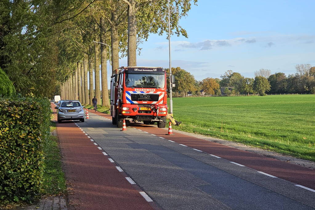 Brandweer ingezet voor gevaarlijk hangende tak