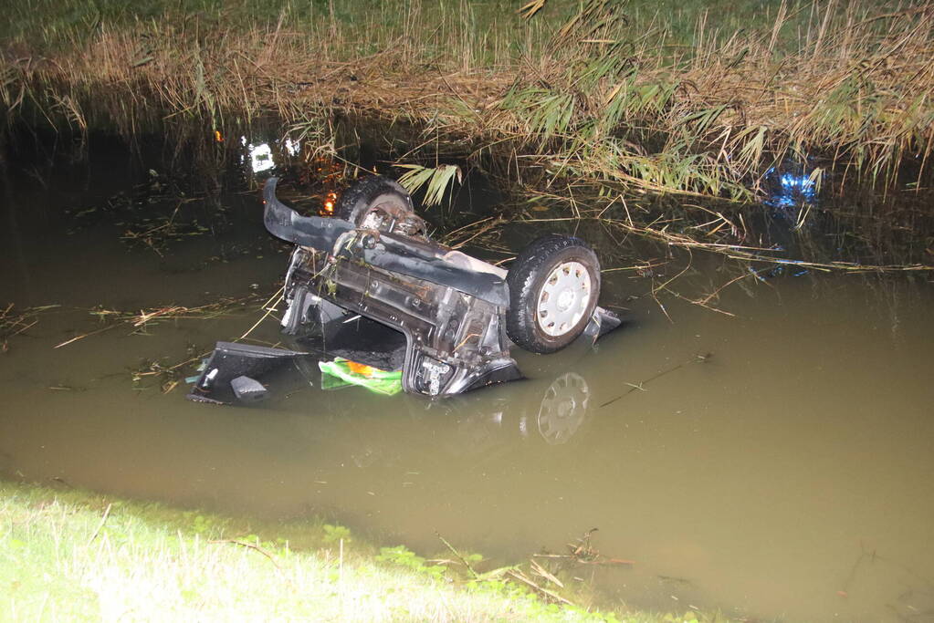 Auto raakt te water