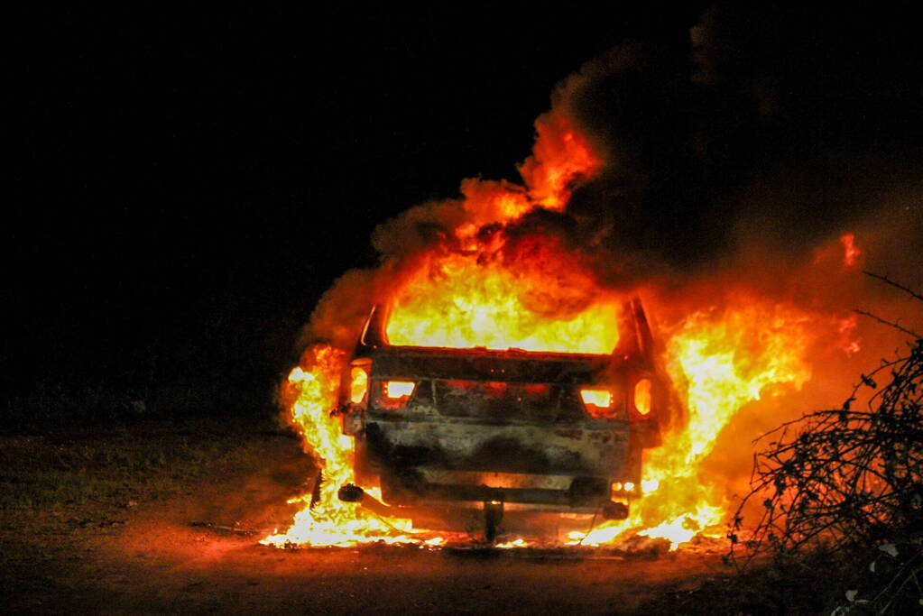 Personenauto volledig uitgebrand