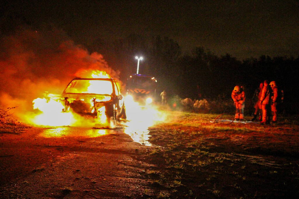 Personenauto volledig uitgebrand