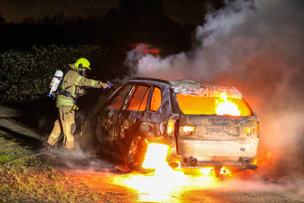 Personenauto volledig uitgebrand