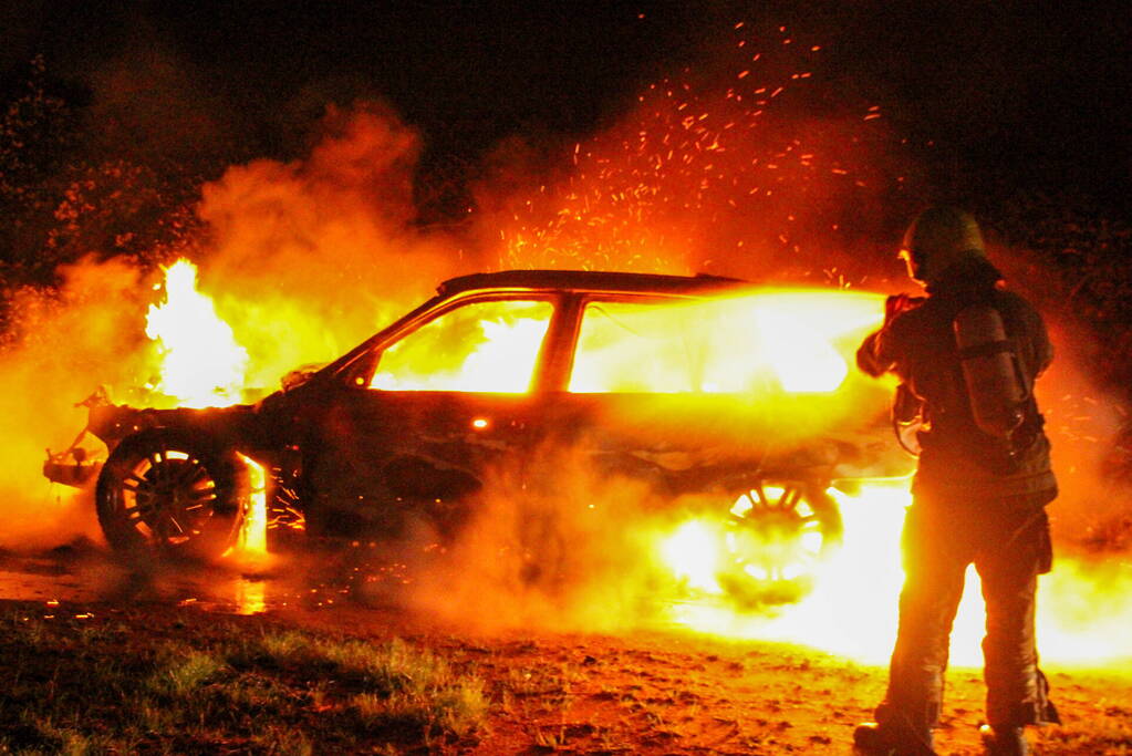 Personenauto volledig uitgebrand