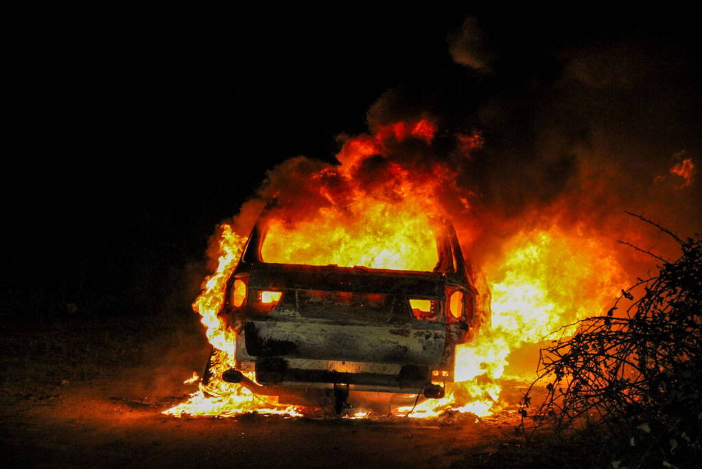 Personenauto volledig uitgebrand