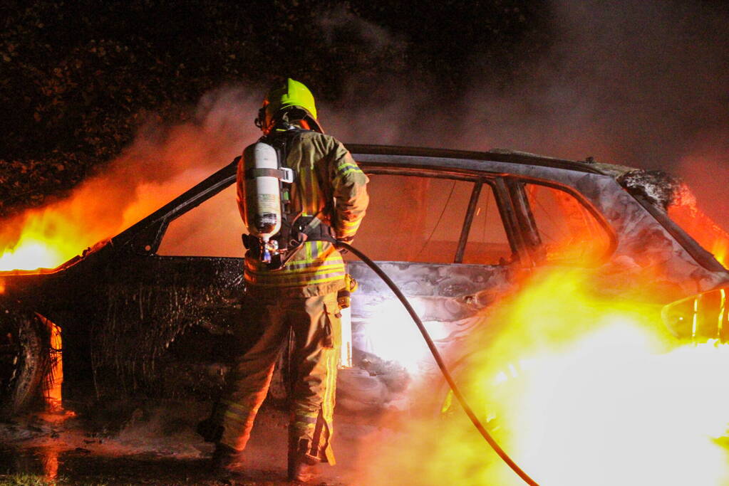 Personenauto volledig uitgebrand