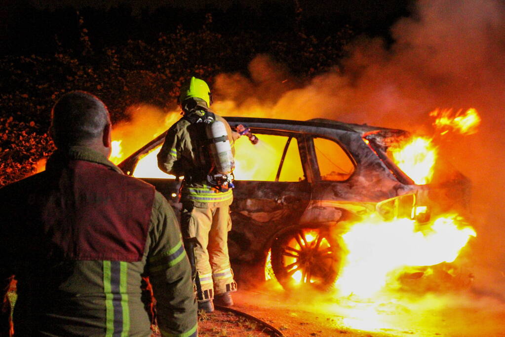 Personenauto volledig uitgebrand