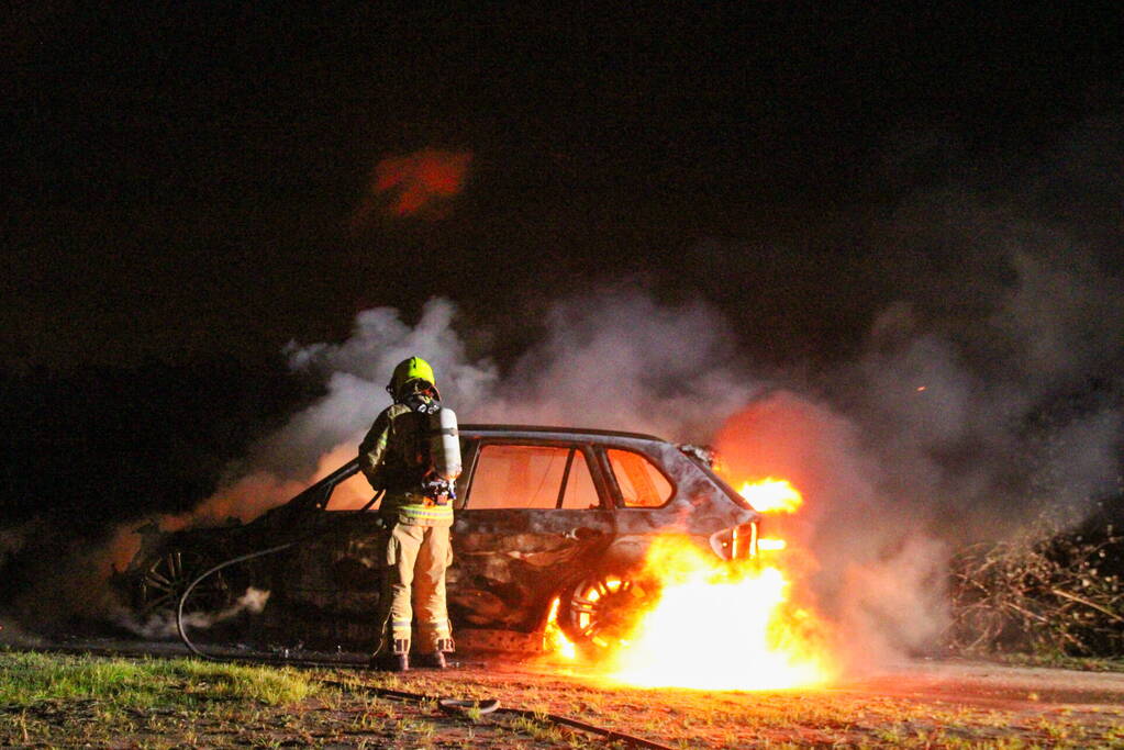 Personenauto volledig uitgebrand