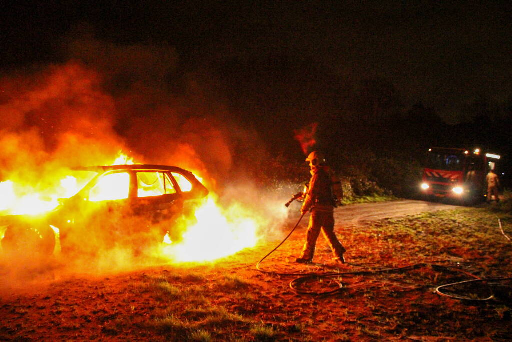 Personenauto volledig uitgebrand