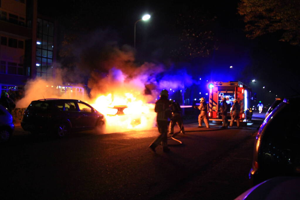 Twee geparkeerde auto's uitgebrand, politie start onderzoek naar brandstichting