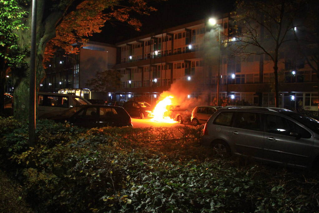 Twee geparkeerde auto's uitgebrand, politie start onderzoek naar brandstichting