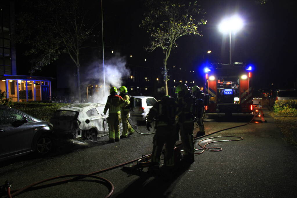 Twee geparkeerde auto's uitgebrand, politie start onderzoek naar brandstichting