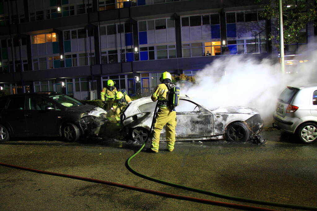 Twee geparkeerde auto's uitgebrand, politie start onderzoek naar brandstichting