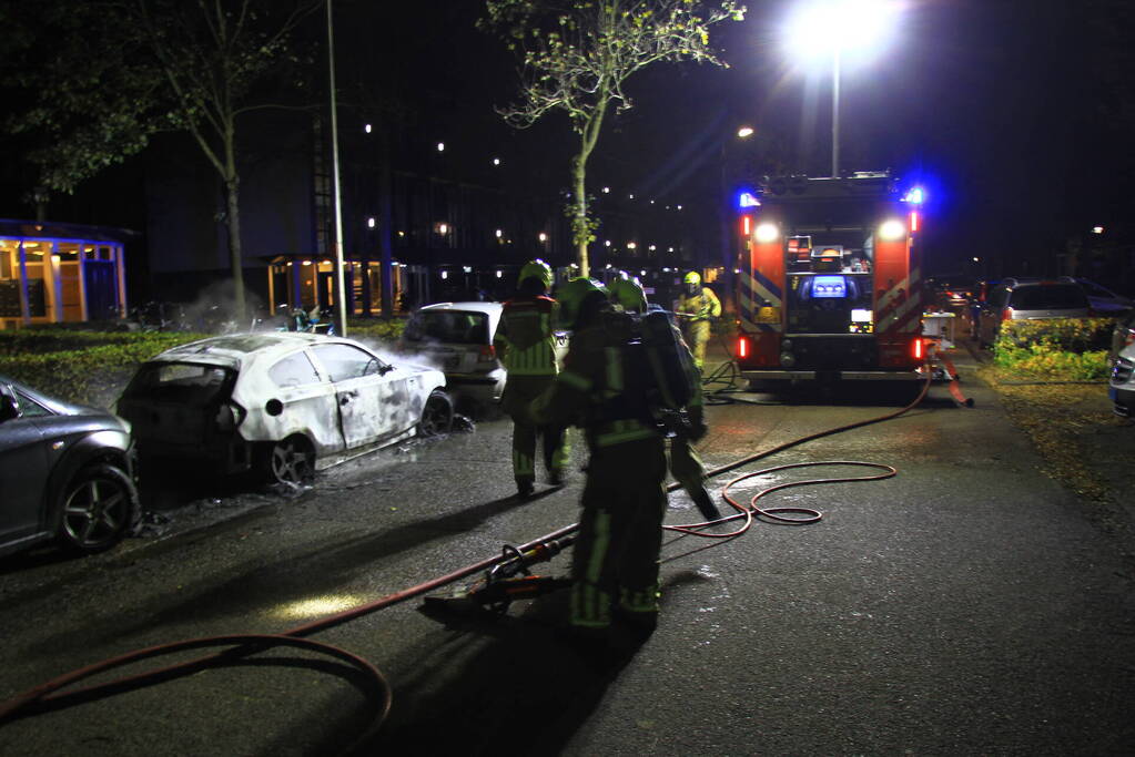 Twee geparkeerde auto's uitgebrand, politie start onderzoek naar brandstichting