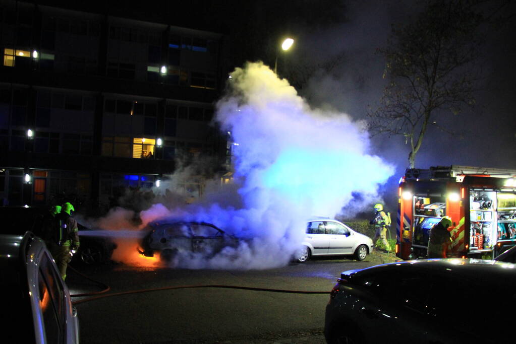 Twee geparkeerde auto's uitgebrand, politie start onderzoek naar brandstichting