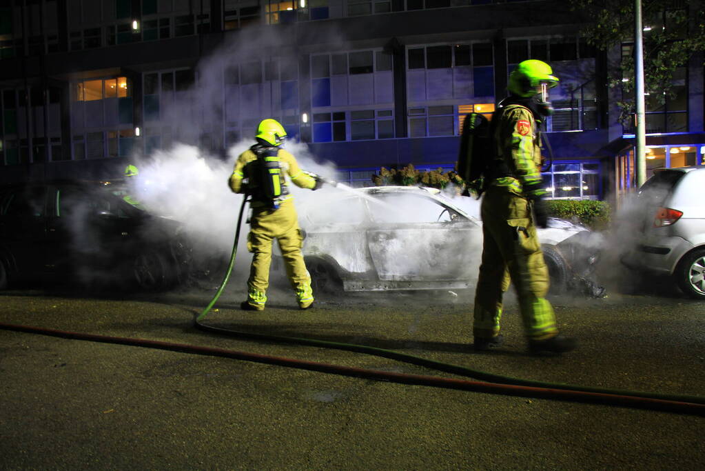 Twee geparkeerde auto's uitgebrand, politie start onderzoek naar brandstichting