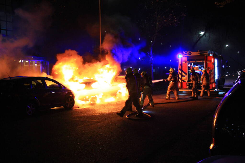 Twee geparkeerde auto's uitgebrand, politie start onderzoek naar brandstichting