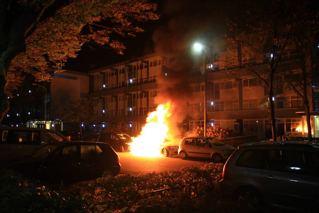 Twee geparkeerde auto's uitgebrand, politie start onderzoek naar brandstichting