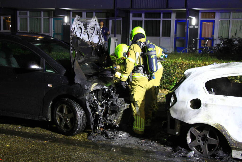 Twee geparkeerde auto's uitgebrand, politie start onderzoek naar brandstichting