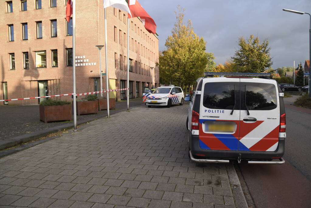 Auto rijdt gemeentehuis binnen bestuurder spoorloos