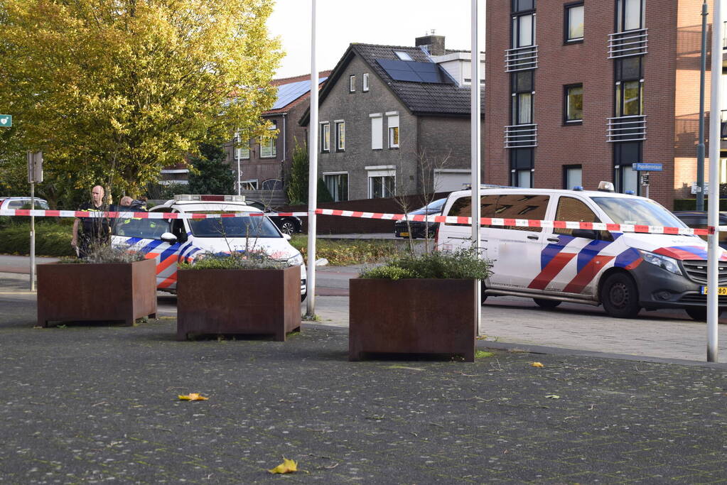 Auto rijdt gemeentehuis binnen bestuurder spoorloos